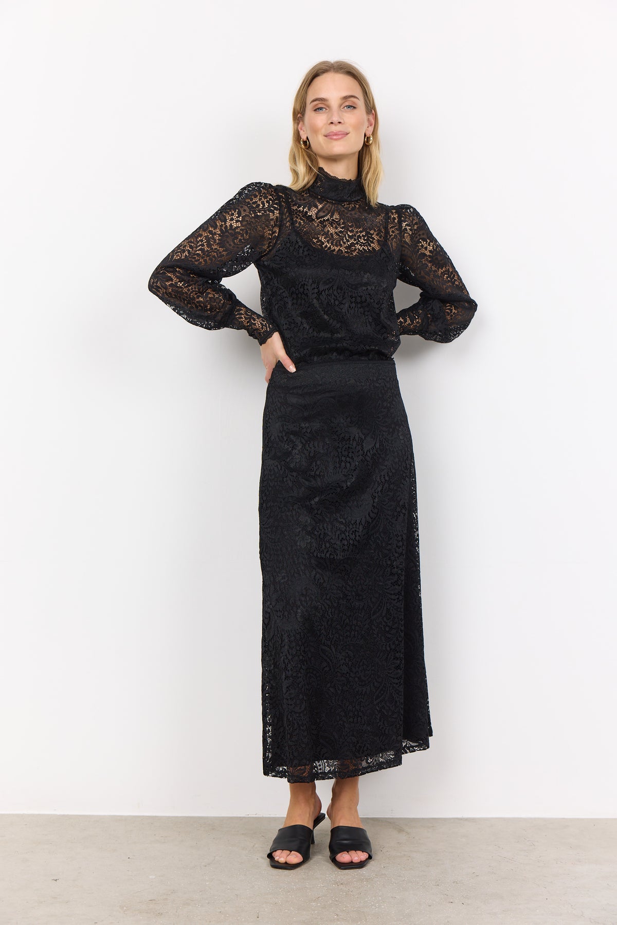 SOYA CONCEPT Blouse Nailah noire en résille dentelle cachemire