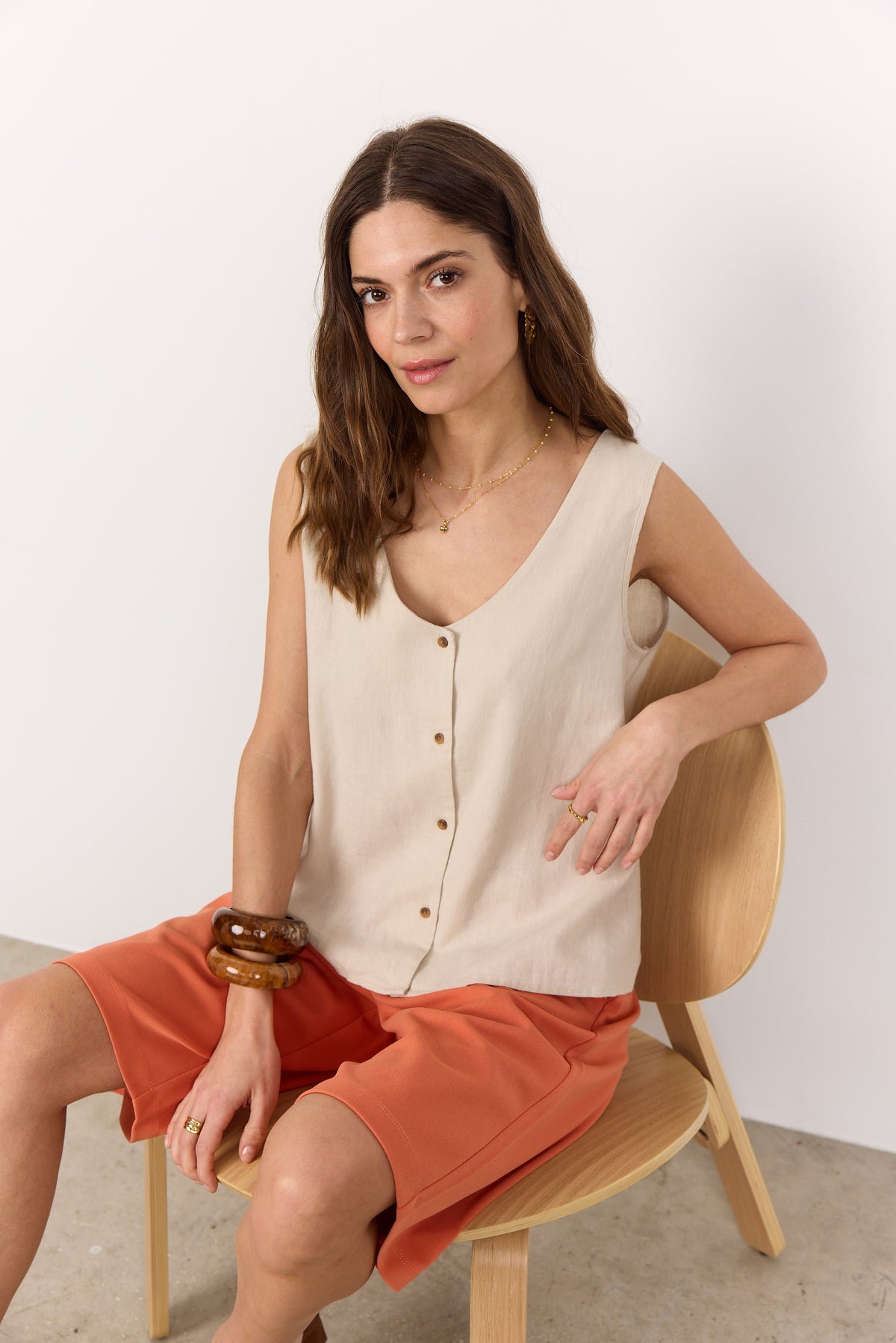 SOYA CONCEPT INA Gilet sans manches boutonné en mélange de lin couleur sable