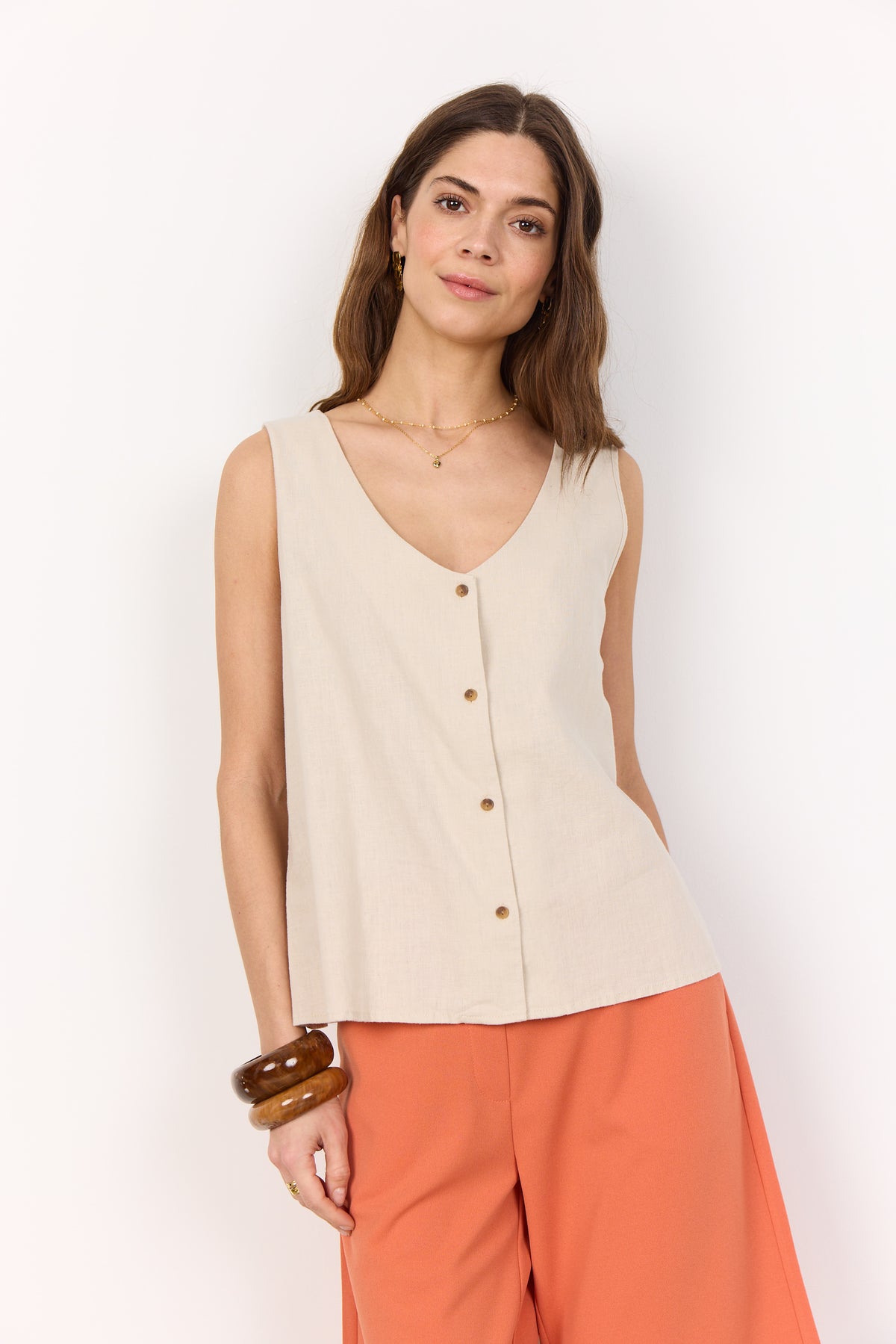 SOYA CONCEPT INA Gilet sans manches boutonné en mélange de lin couleur sable