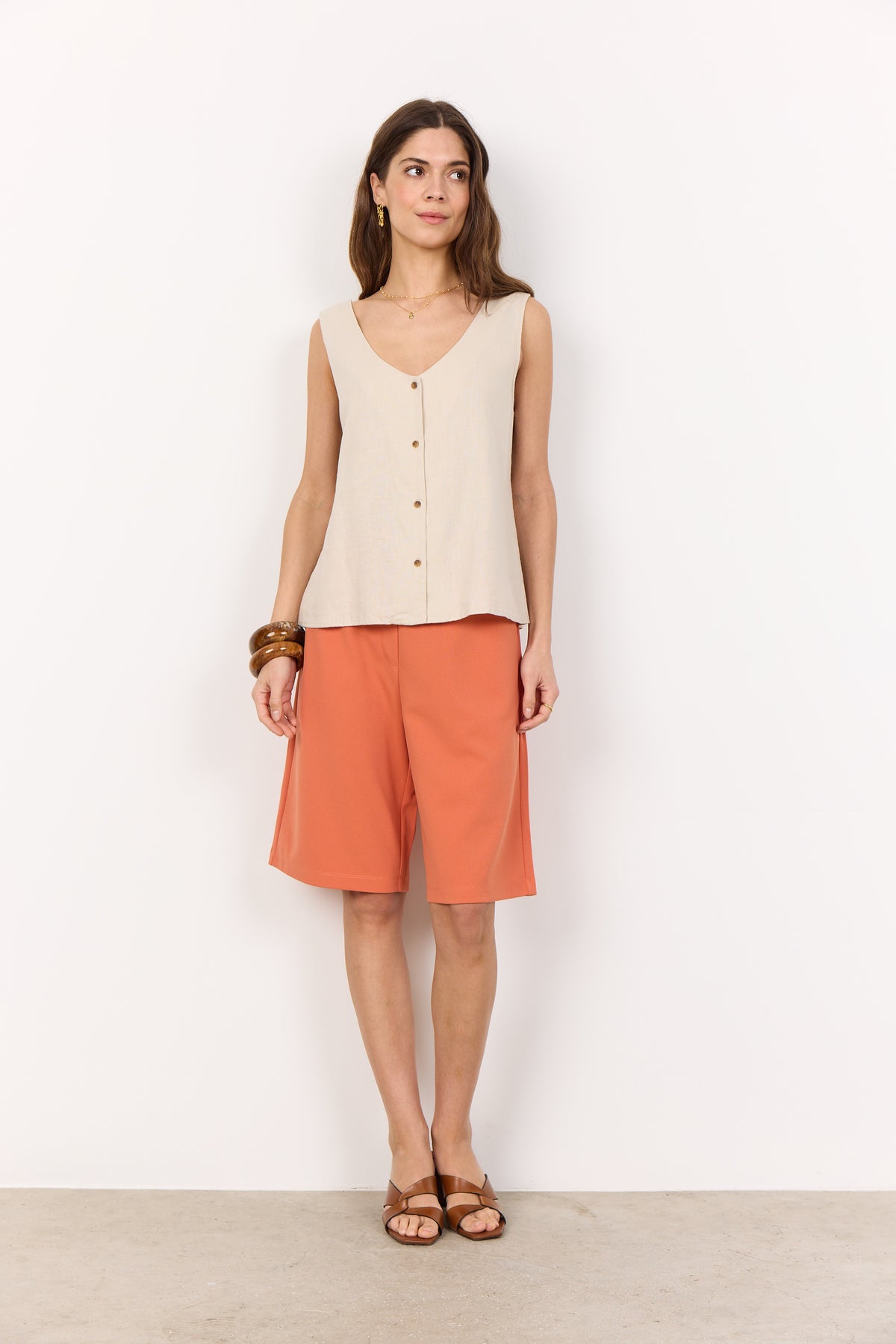 SOYA CONCEPT INA Gilet sans manches boutonné en mélange de lin couleur sable