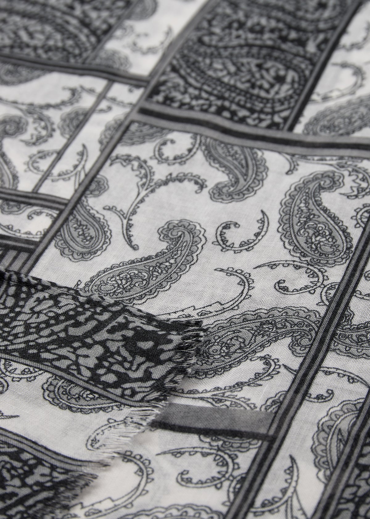 SOYA CONCEPT IMOA Black & Grey Paisley Print Scarf