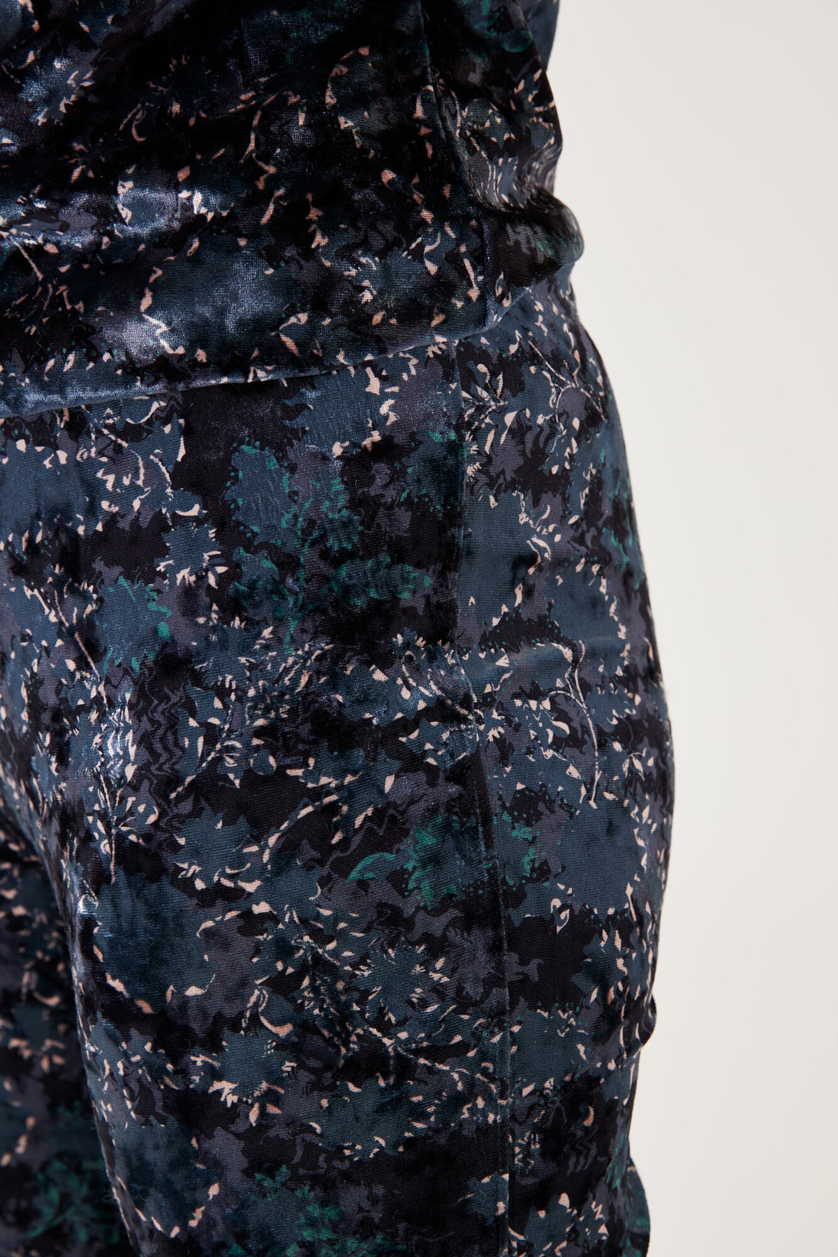 Pantalon GARCIA en velours à imprimé floral Midnight
