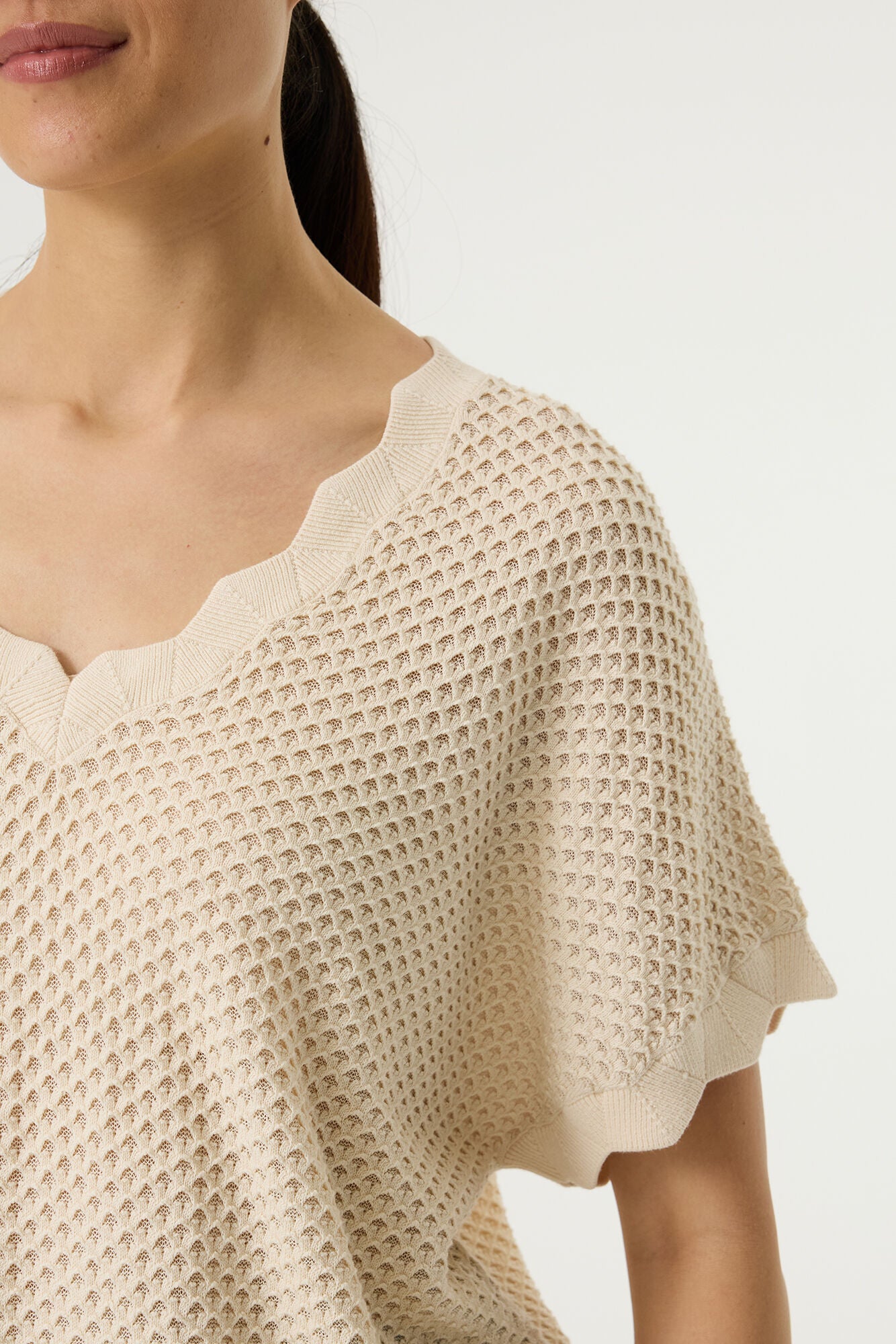 GARCIA NORA Cream Textured V-Neck Knit Top | Lightweight Short Sleeve Sweater
