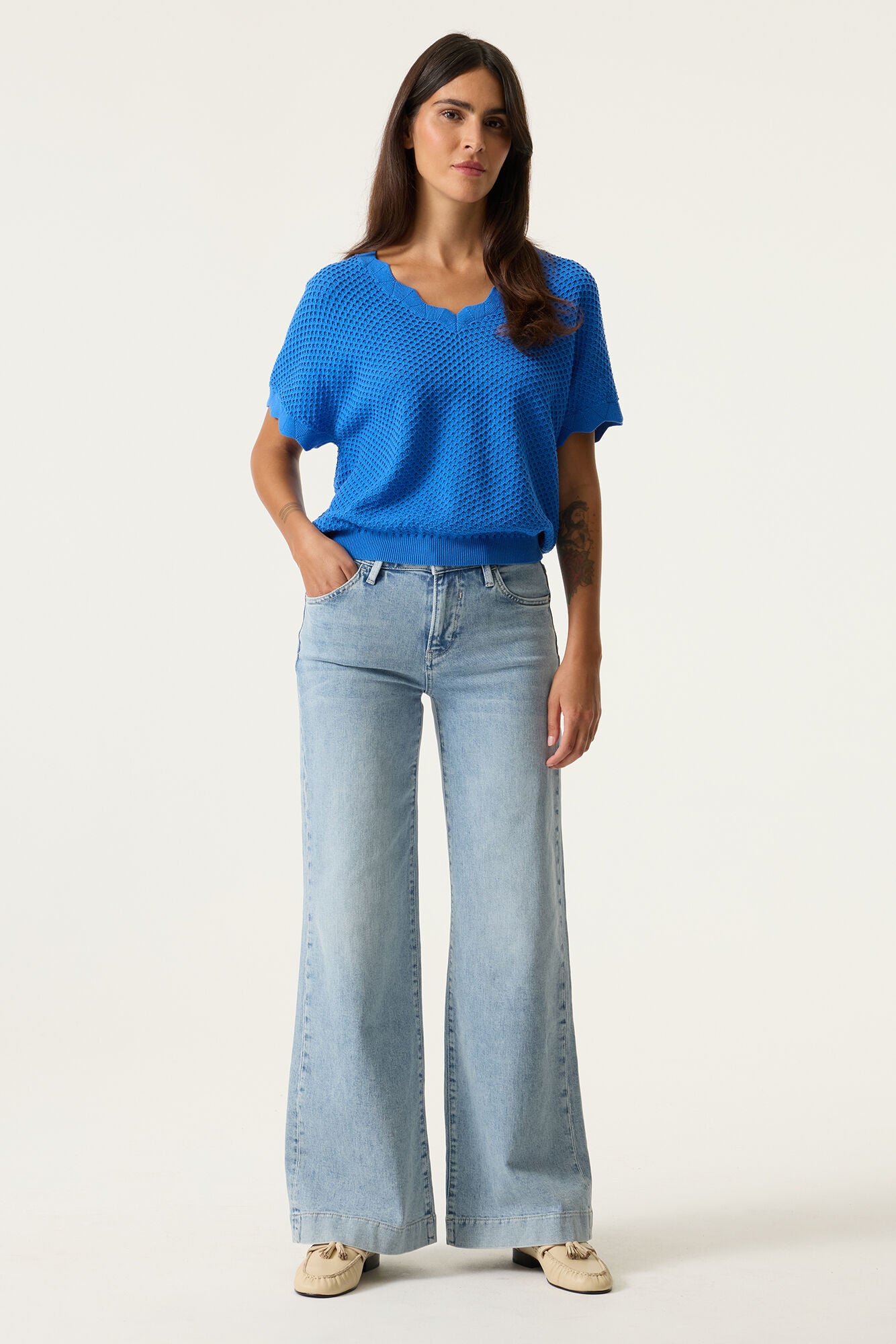 GARCIA NORA Blue Textured V-Neck Knit Top | Lightweight Short Sleeve Sweater